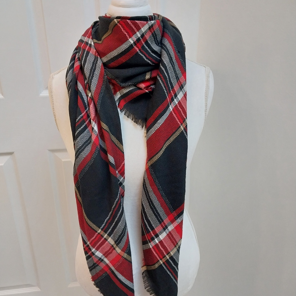 Plaid Scarf in Black and Red